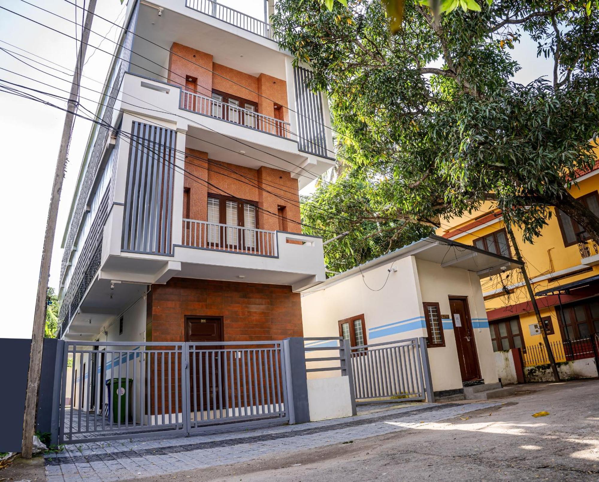 Готель Akr Residency Kazhakuttam Екстер'єр фото